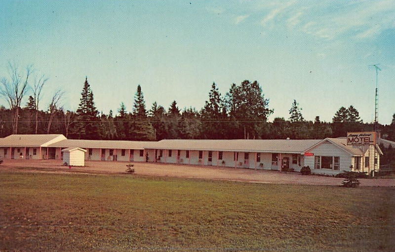 Happy Hollow Motel (Robertsons Motel) - Vintage Postcard